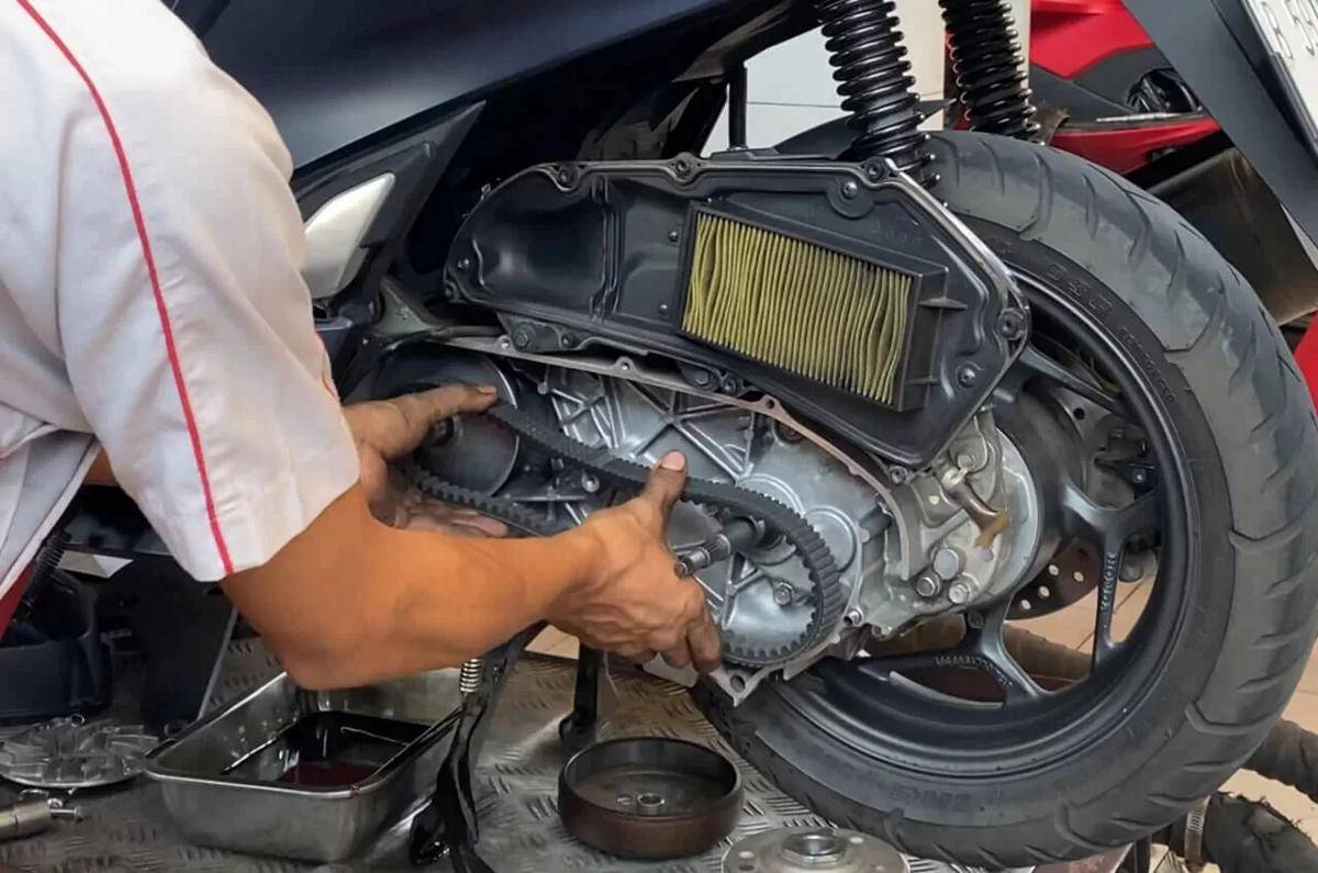ilustrasi memperbaiki CVT motor matik (wahanahonda.com)