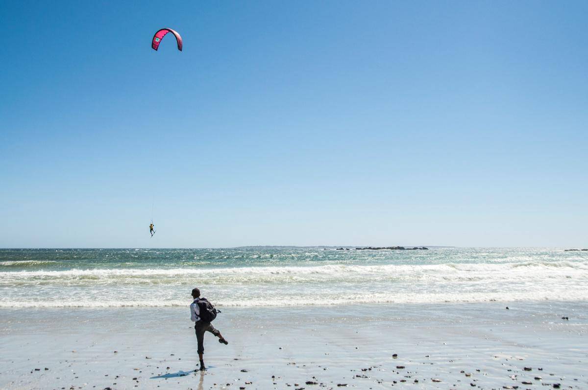 ilustrasi garis pantai (unsplash.com/DaphneFecheyr)