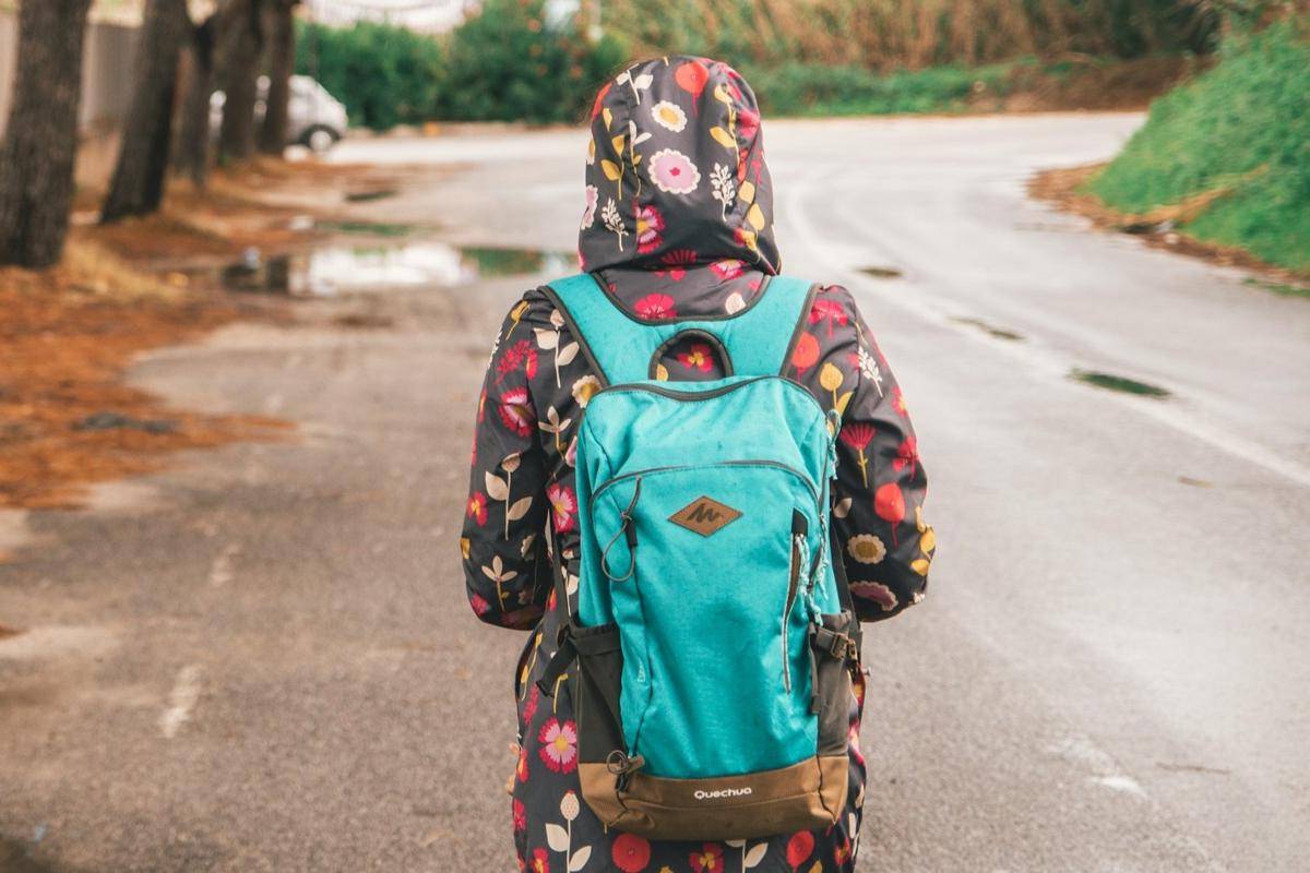 ilustrasi orang menggunakan daypack (unsplash.com/ion_sirbu)