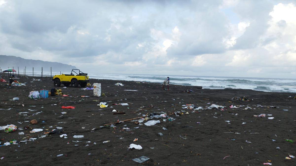 Petugas membersihkan sampah di Pantai Parangkusumo.(Dok.Istimewa)