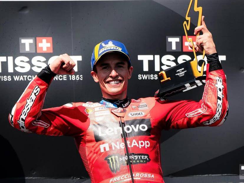 Marc Márquez merayakan kemenangan usai finis pertama di MotoGP Brno 2025 bersama tim Ducati Lenovo.