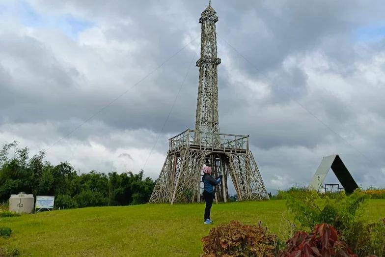 Taman Seribu Bunga Raya Dengan Keunikan Utamanya Replika Menara Eiffel(ulasan gmaps/aRigato)