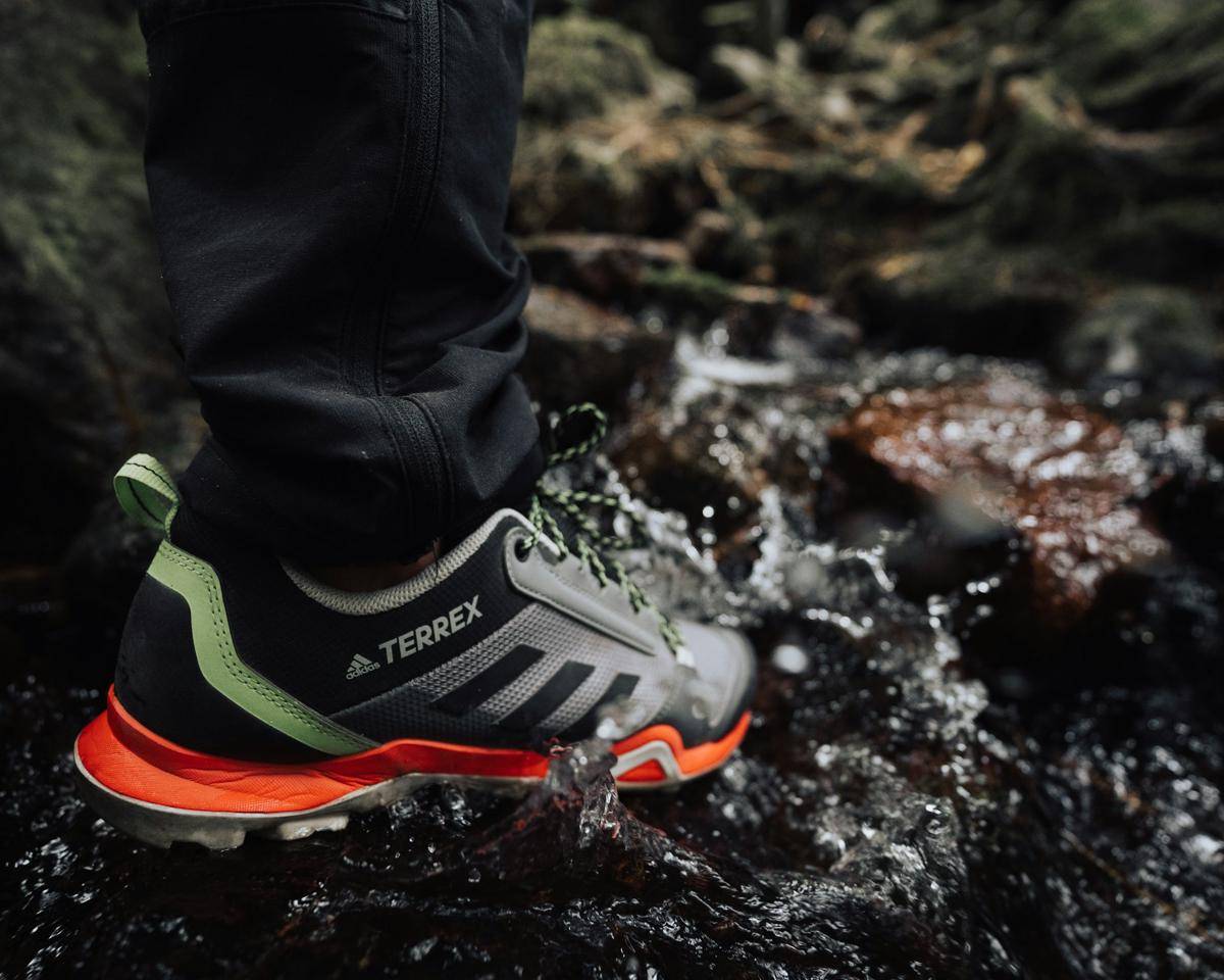 ilustrasi sepatu hiking (unsplash.com/Patrik László)