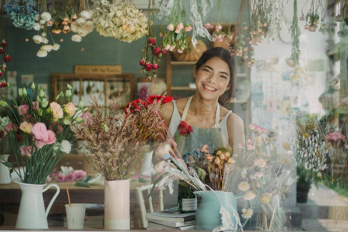 ilustrasi orang yang bekerja sebagai florist (pexels/Amina Filkins)