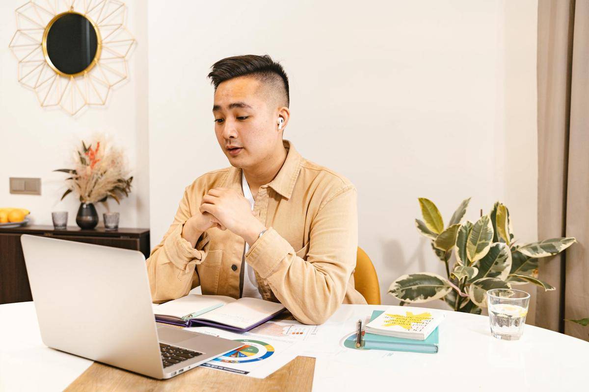 ilustrasi remote working (pexels.com/ANTONI SHKRABA production)