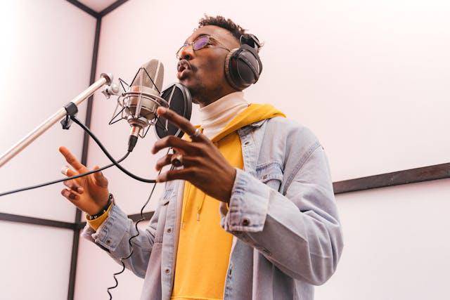 ilustrasi cowok bermain musik (pexels.com/ANTONI SHKRABA production)