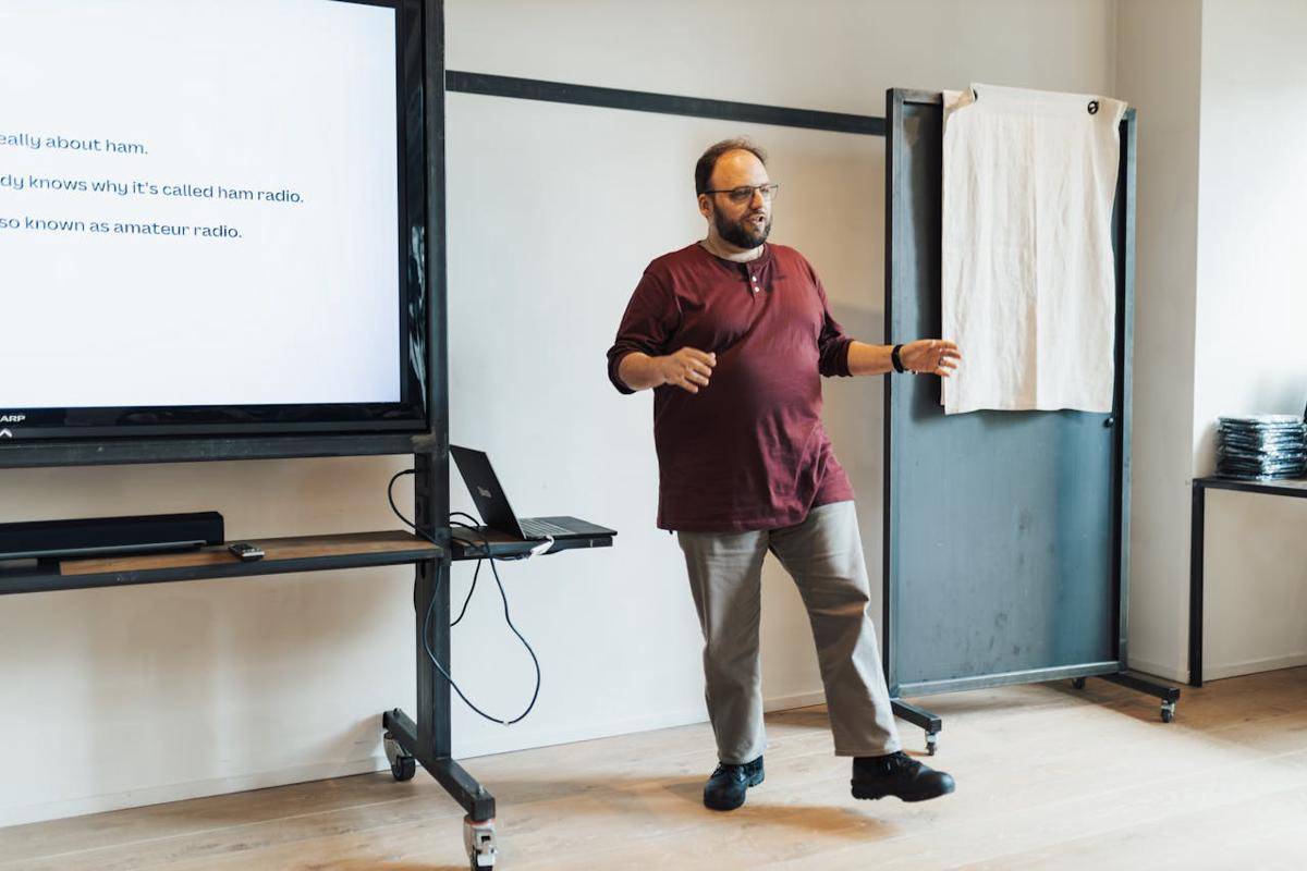 ilustrasi moderator presentasi (pexels.com/Matheus Bertelli)
