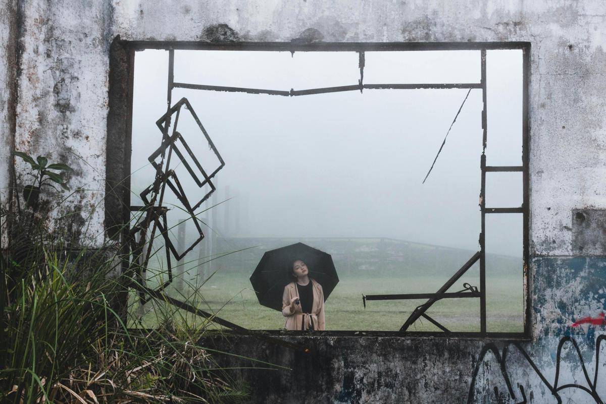 Ilustrasi hujan di dalam rumah (pexels.com/Caroline Cagnin)