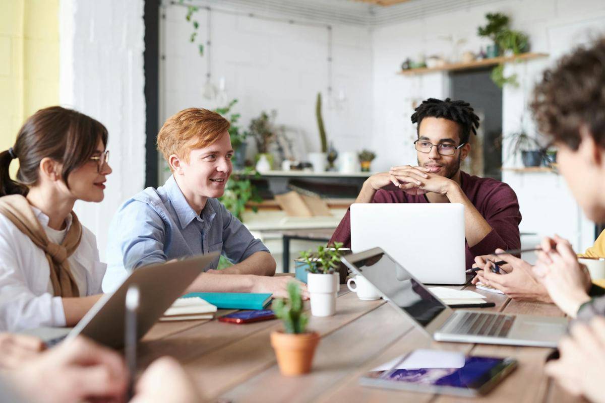 ilustrasi suasana kerja di kantor (pexels.com/fauxels)