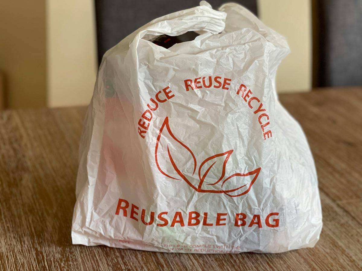 ilustrasi reusable bag yang bisa digunakan agar tidak menambah volume sampah dan hemat biaya di sistem PAYT