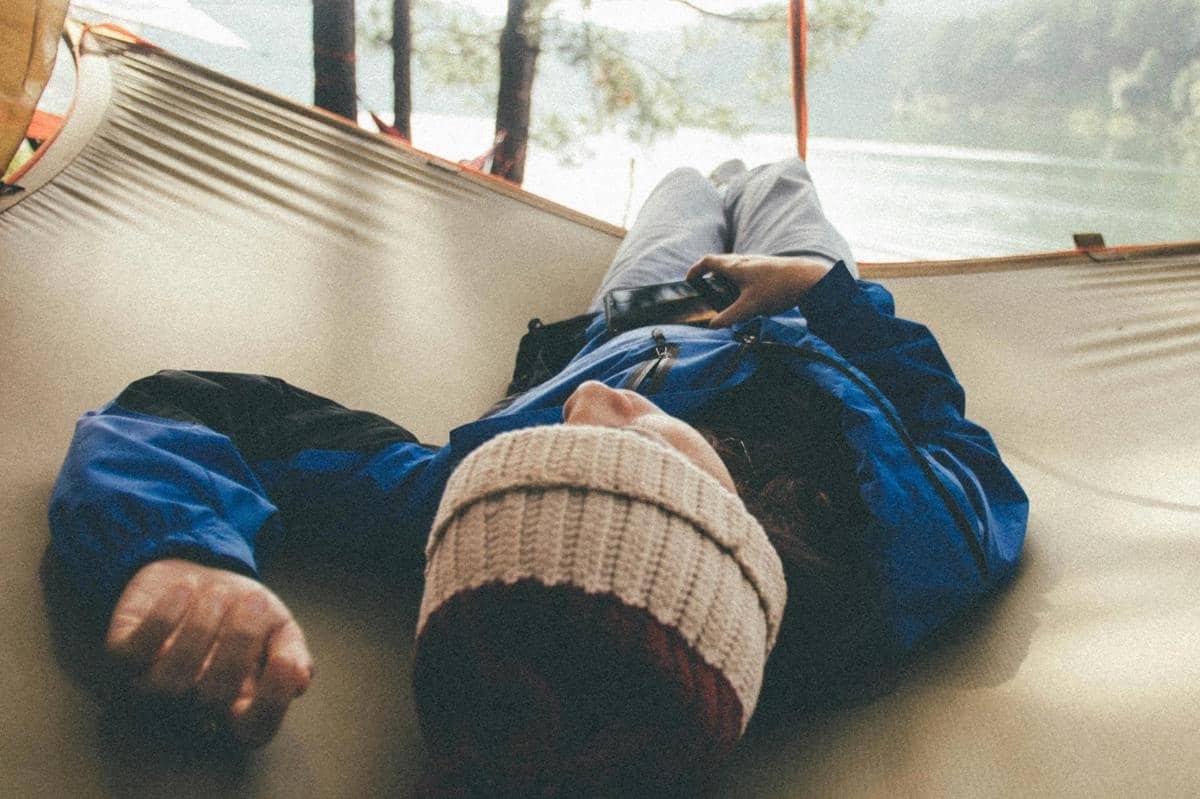 ilustrasi tidur dalam tenda