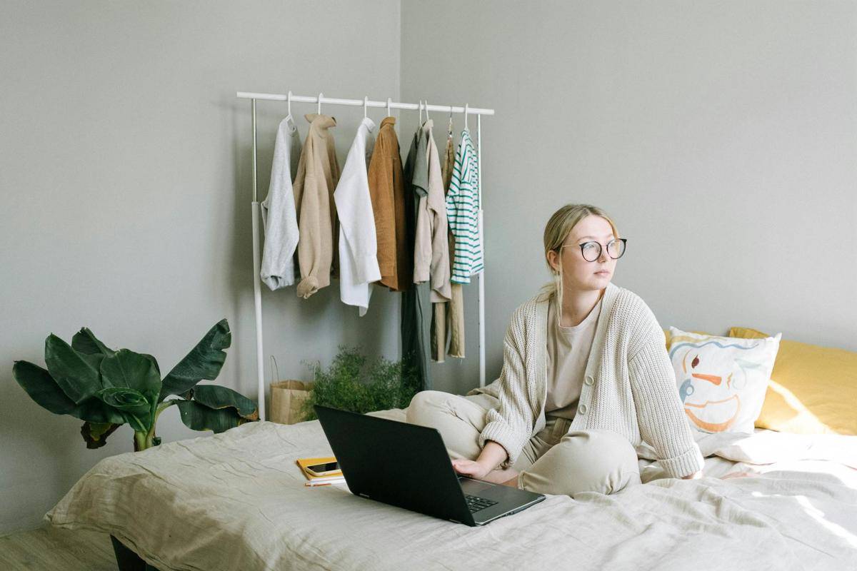 ilustrasi wanita yang terdistraksi saat remote working (pexels.com/Ivan Samkov)