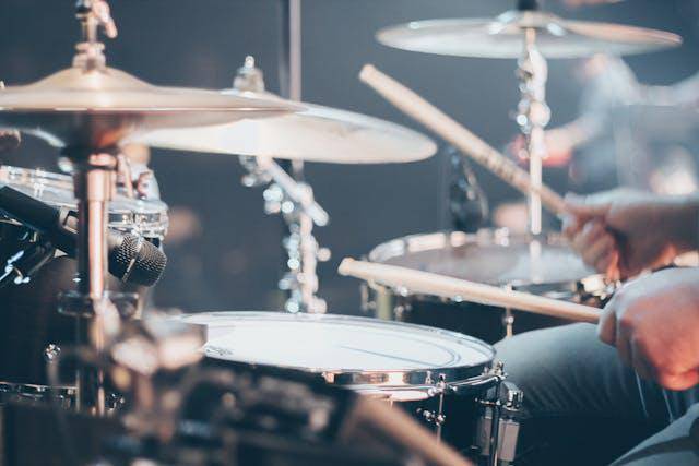 ilustrasi cowok bermain musik (pexels.com/Josh Sorenson)