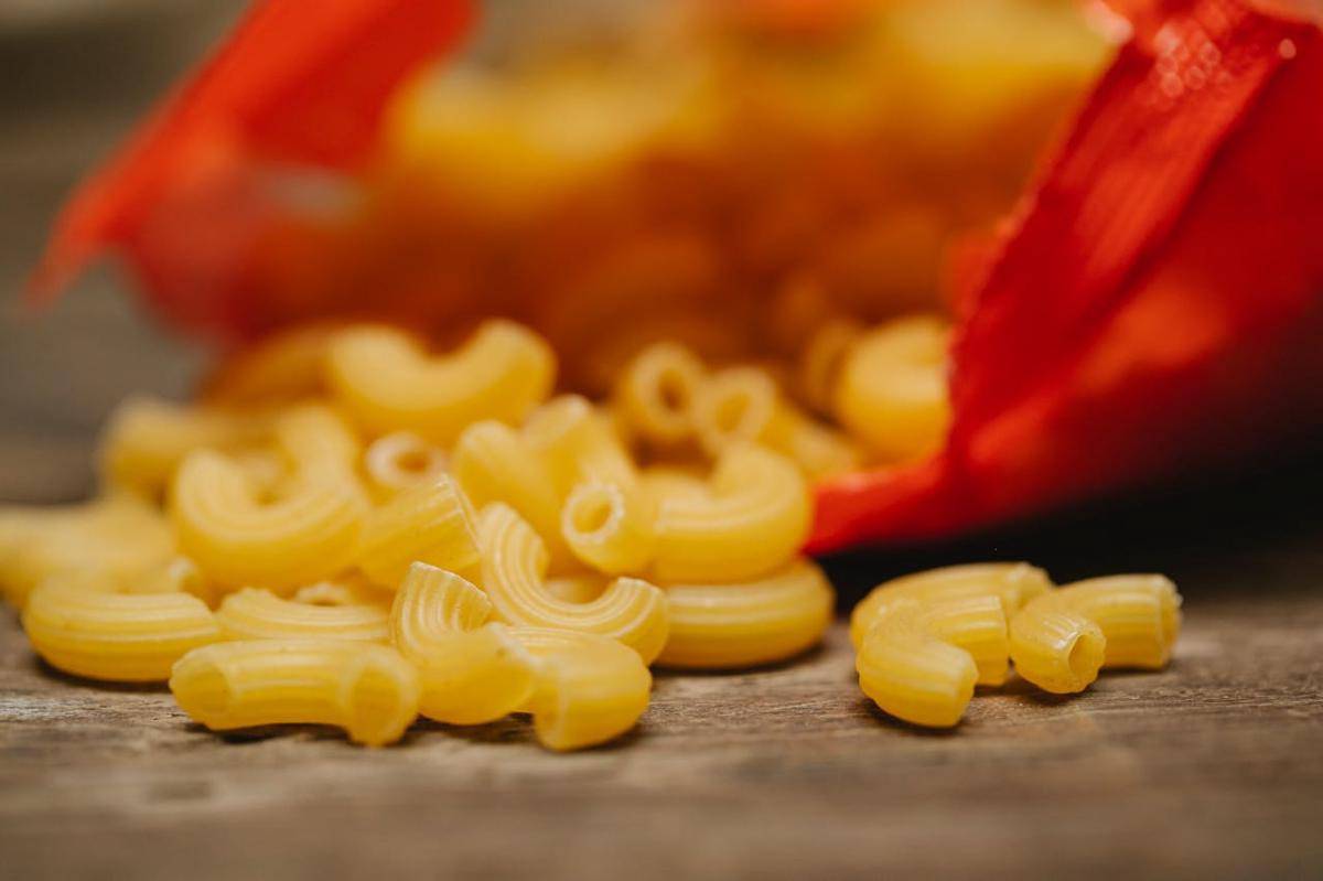 ilustrasi makaroni mentah untuk mac and cheese (pexels.com/Klaus Nielsen)