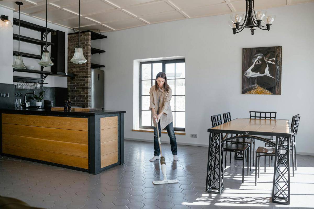 ilustrasi mengepel area dapur (pexels.com/MART PRODUCTION)