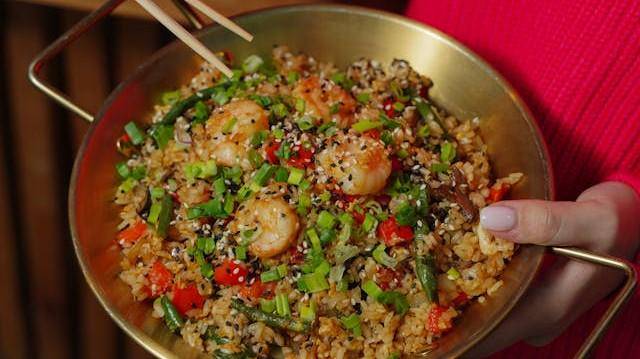 nasi goreng udang (pexels.com/Nadin Sh)