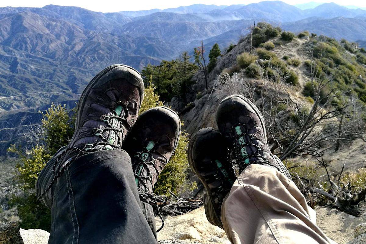ilustrasi sepatu hiking (pexels.com/Noel Ross)