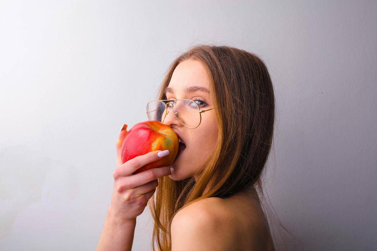 ilustrasi orang memakan buah apel (pexels/Andrea Piacquadio)