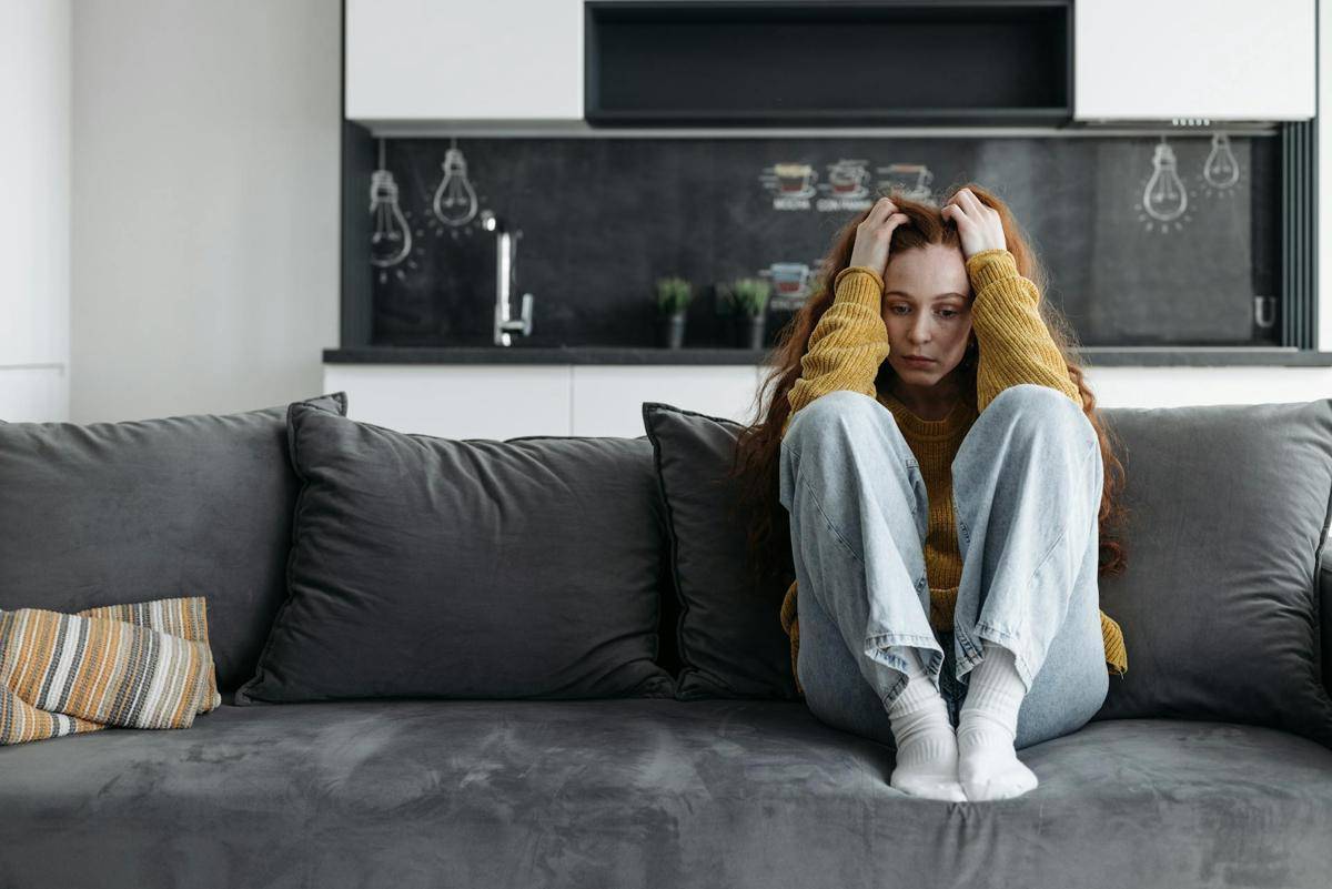 ilustrasi seorang perempuan duduk di sofa (pexels.com/Pavel Danilyuk)