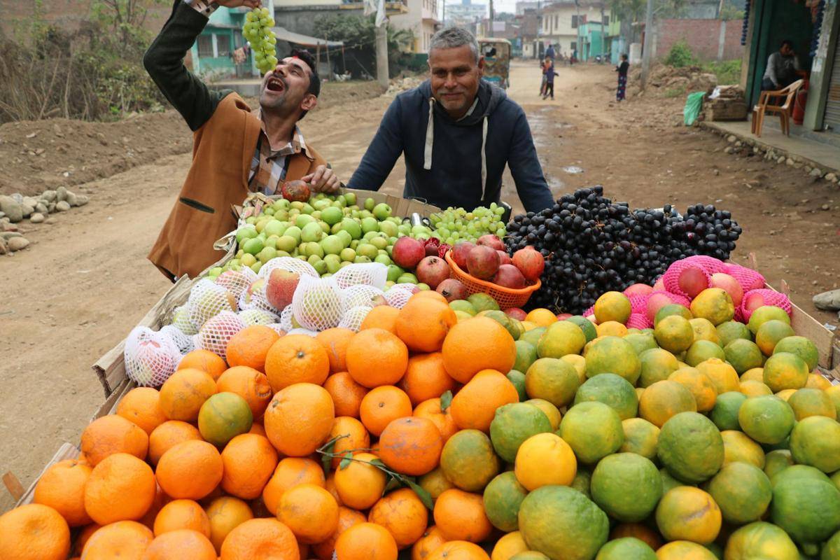 ilustrasi penjual buah (pexels.com/Prem Sharma Paudel)