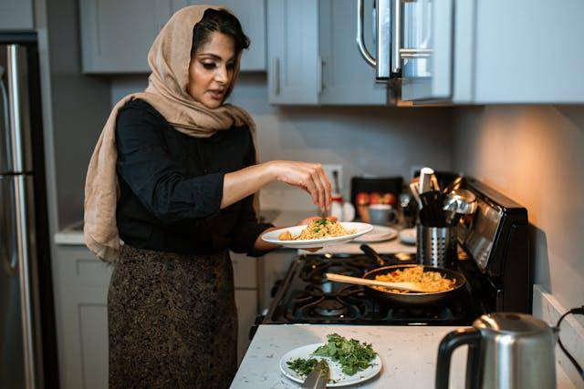 ilustrasi proses memasak nasi goreng udang (pexels.com/RDNE Stock project)