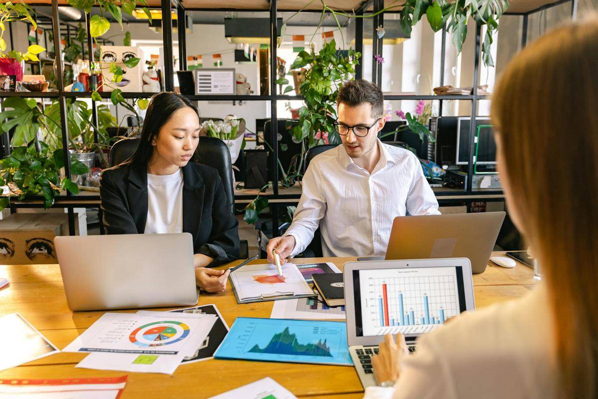 ilustrasi suasana kerja di kantor (pexels.com/Antoni Shkraba Studio)