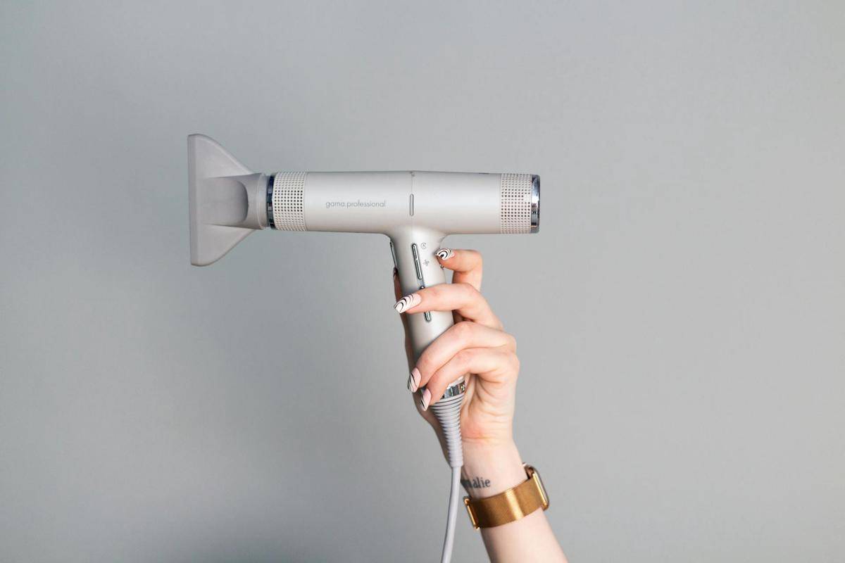 ilustrasi hair dryer (pexels.com/Valentin vorotnikova)