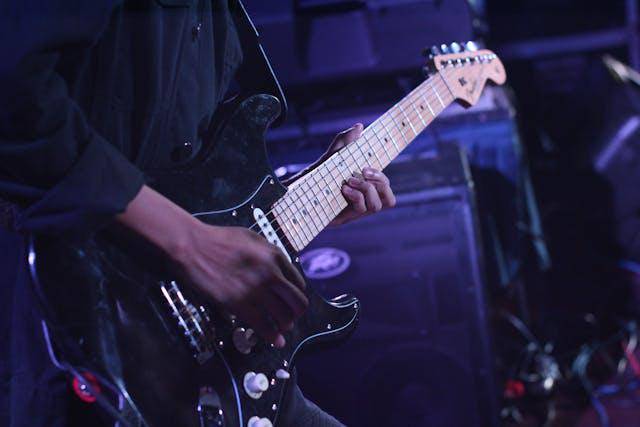 ilustrasi cowok bermain musik (pexels.com/Yabee Eusebio)