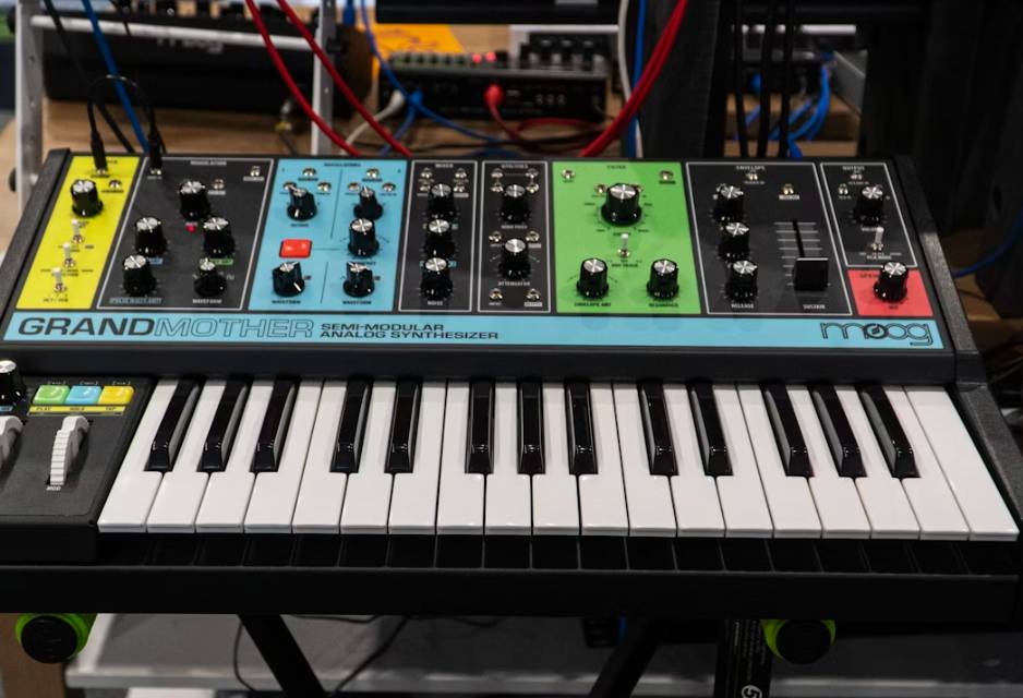 illustrasi synthesizer (unsplash.com/TStudio_lv)