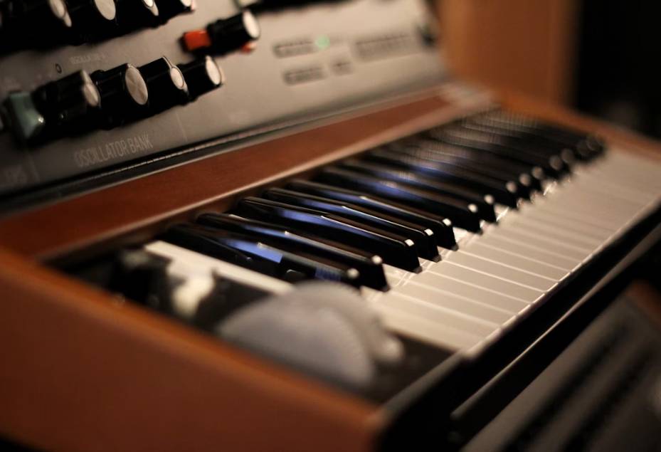 illustrasi synthesizer (unsplash.com/Coppa Cover)