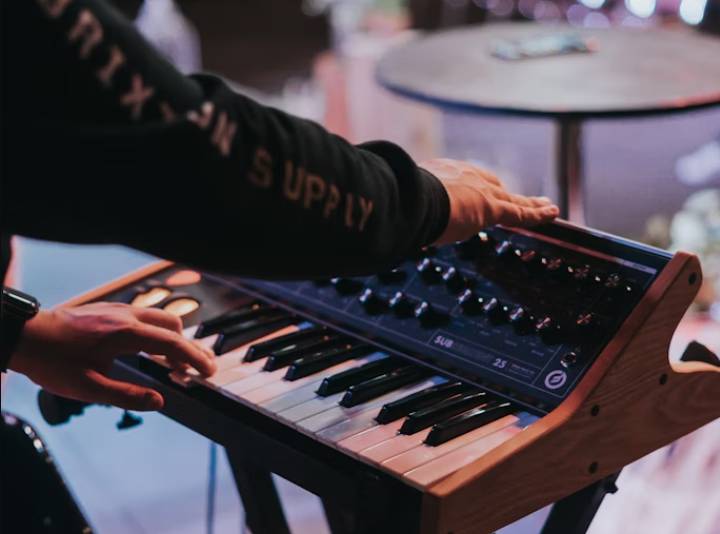 illustrasi synthesizer (unsplash.com/Ismael Paramo)