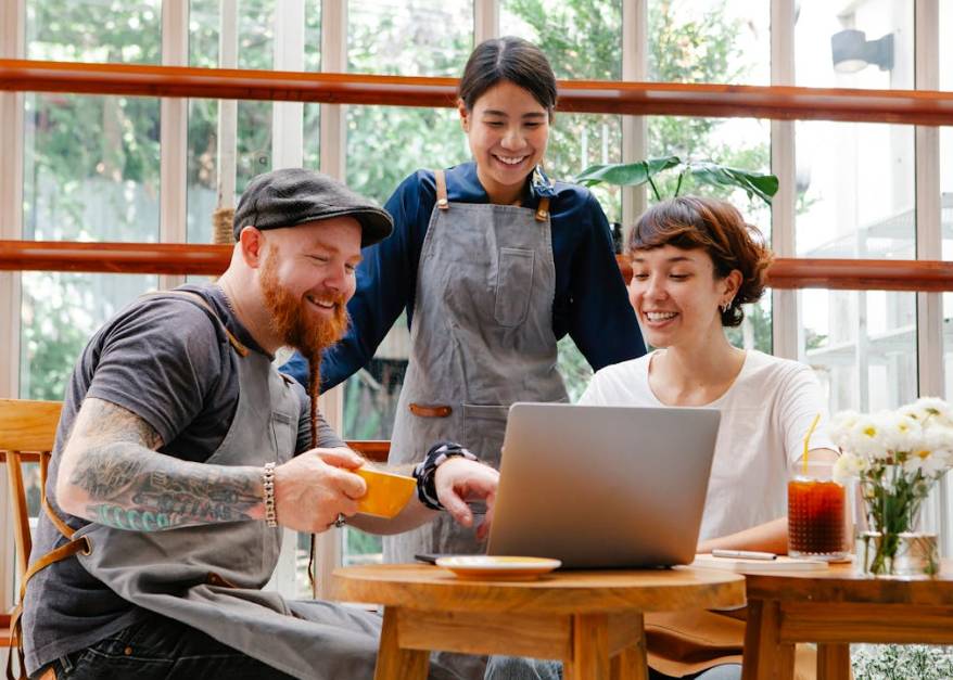 illustrasi teman bisnis (pexels.com/Tim Douglas)