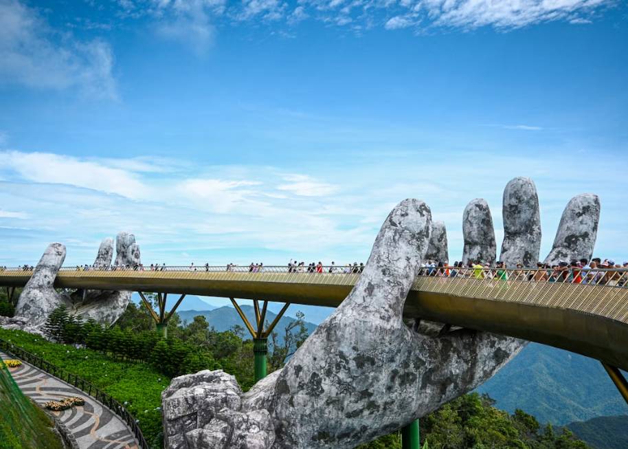 potret Golden Bridge, Vietnam (unsplash.com/Ivan Wong)