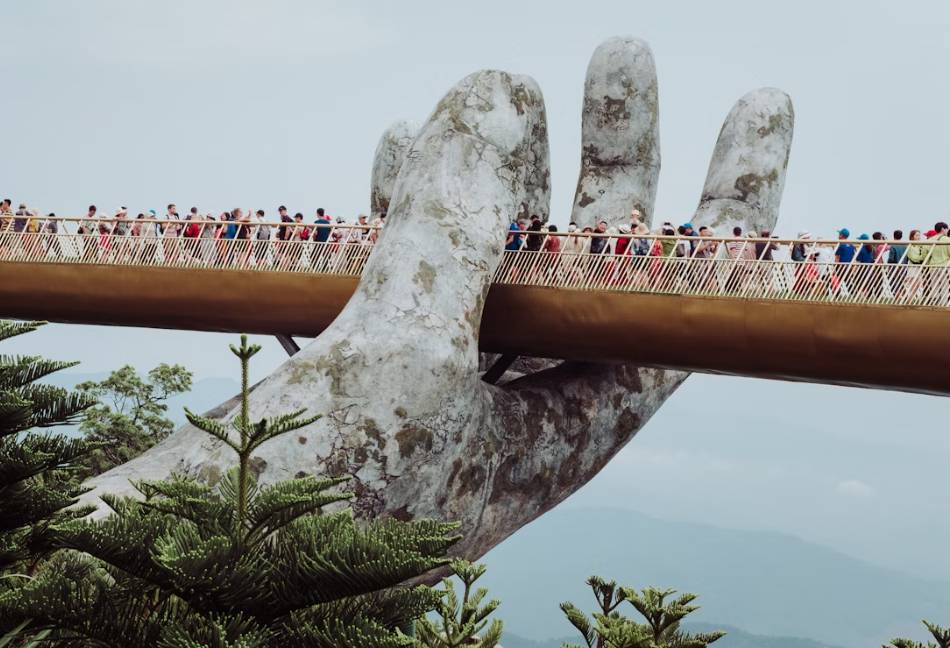 potret Golden Bridge, Vietnam (unsplash.com/Andreea Popa)