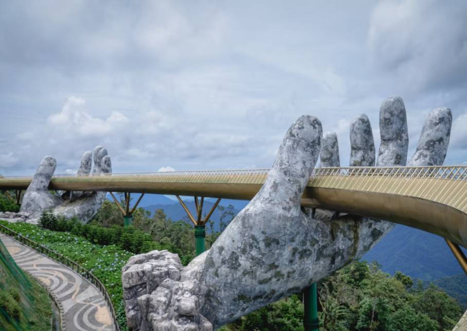potret Golden Bridge, Vietnam (unsplash.com/Simon Van Rompaey)