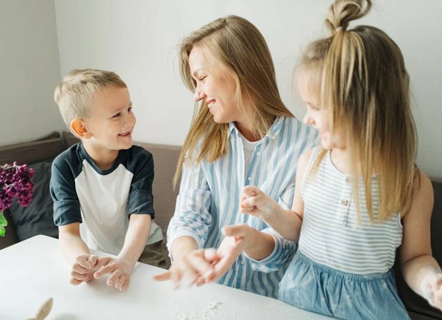 illustrasi orang tua dan anak (pexels.com/Ivan Samkov)