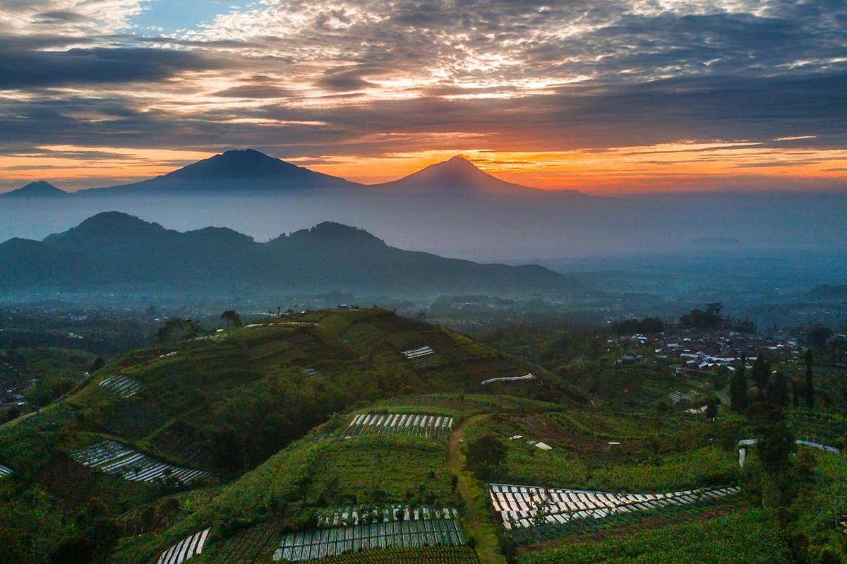 view sunrise dari Silancur Highland, Magelang