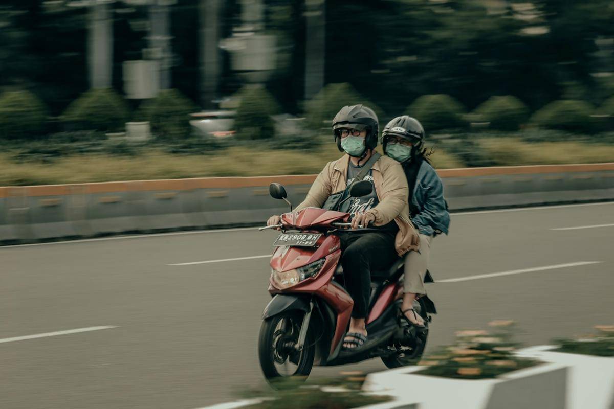 ilustrasi mengendarai motor (unsplash.com/Surya Ahmad Pajar)