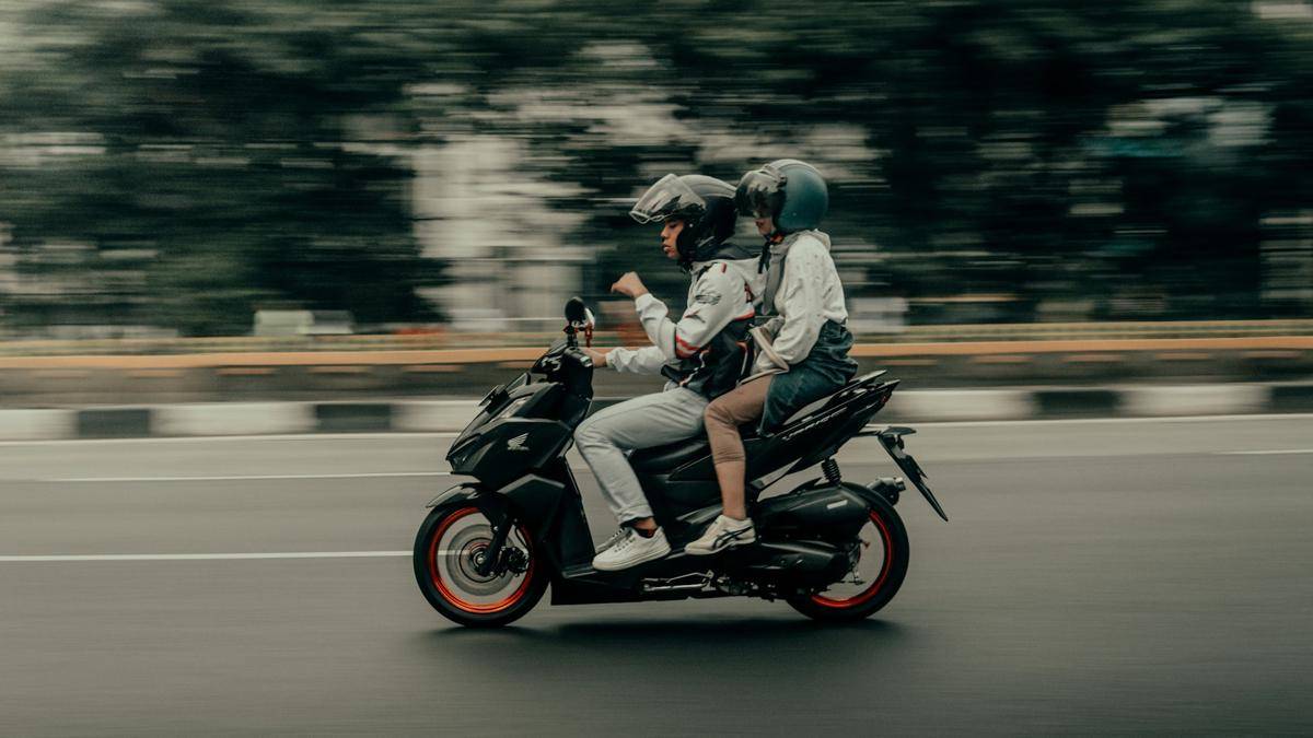ilustrasi mengendarai motor (unsplash.com/Surya Ahmad Pajar)