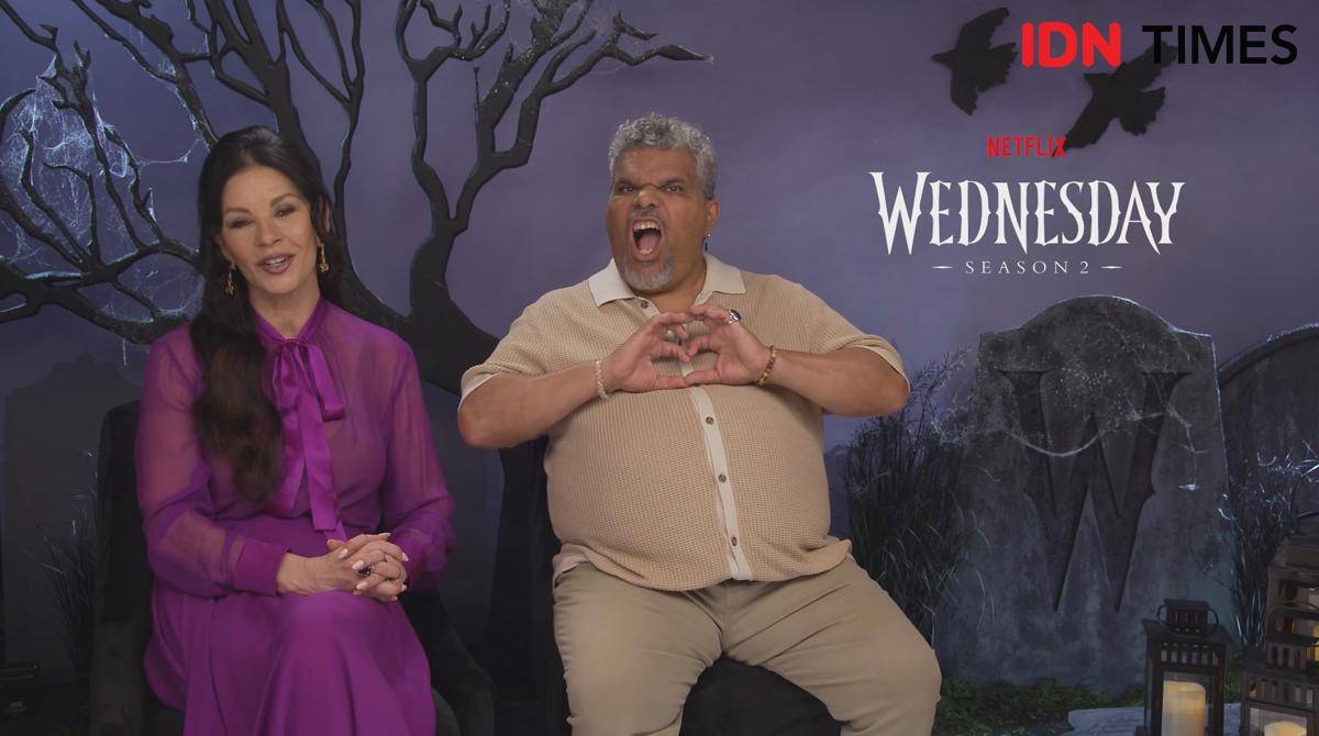 Catherine Zeta-Jones dan Luis Guzman (dok. Netflix)