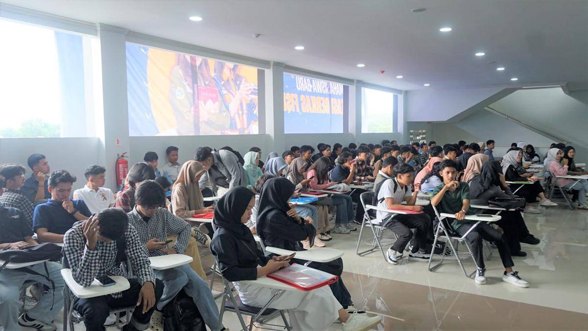 Proses Verifikasi Berkas Fisik dan Penyerahan Jaket Almamater Kepada Calon Mahasiswa Baru Institut Teknologi Sumatra (Itera)
