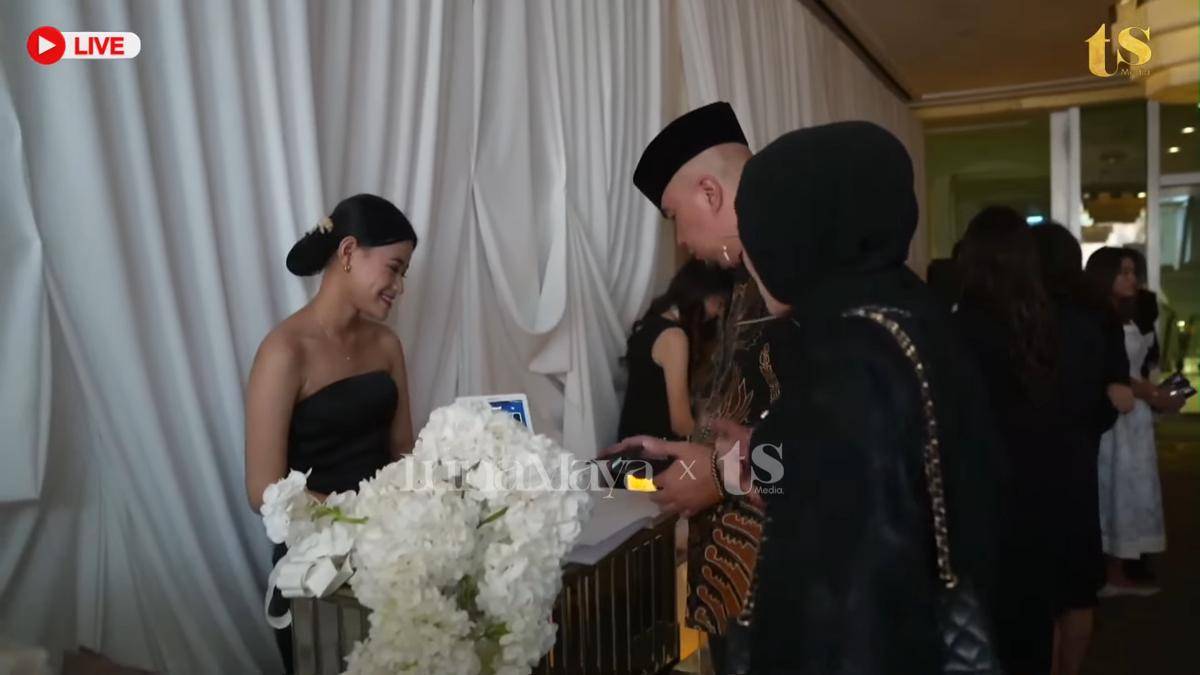 VS--YouTube-LIVELUNAMAYAMAXIMEBOUTTIERWEDDINGRECEPTIONJAKARTA-126’48”.jpg