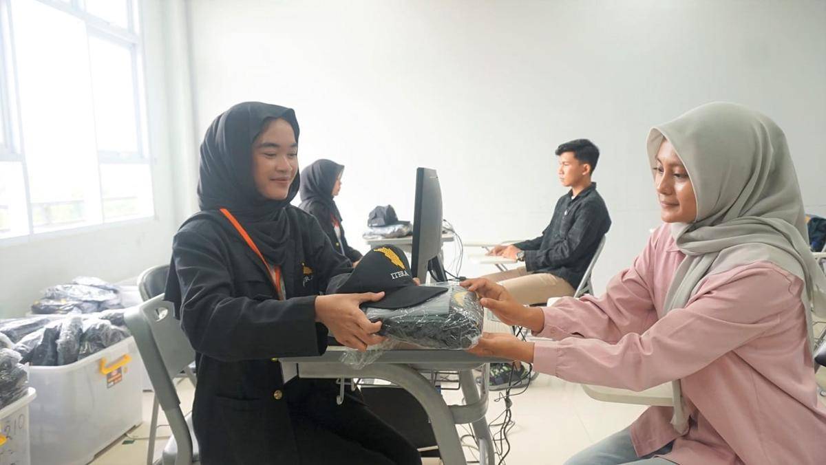 Proses Verifikasi Berkas Fisik dan Penyerahan Jaket Almamater Kepada Calon Mahasiswa Baru Institut Teknologi Sumatra (Itera)