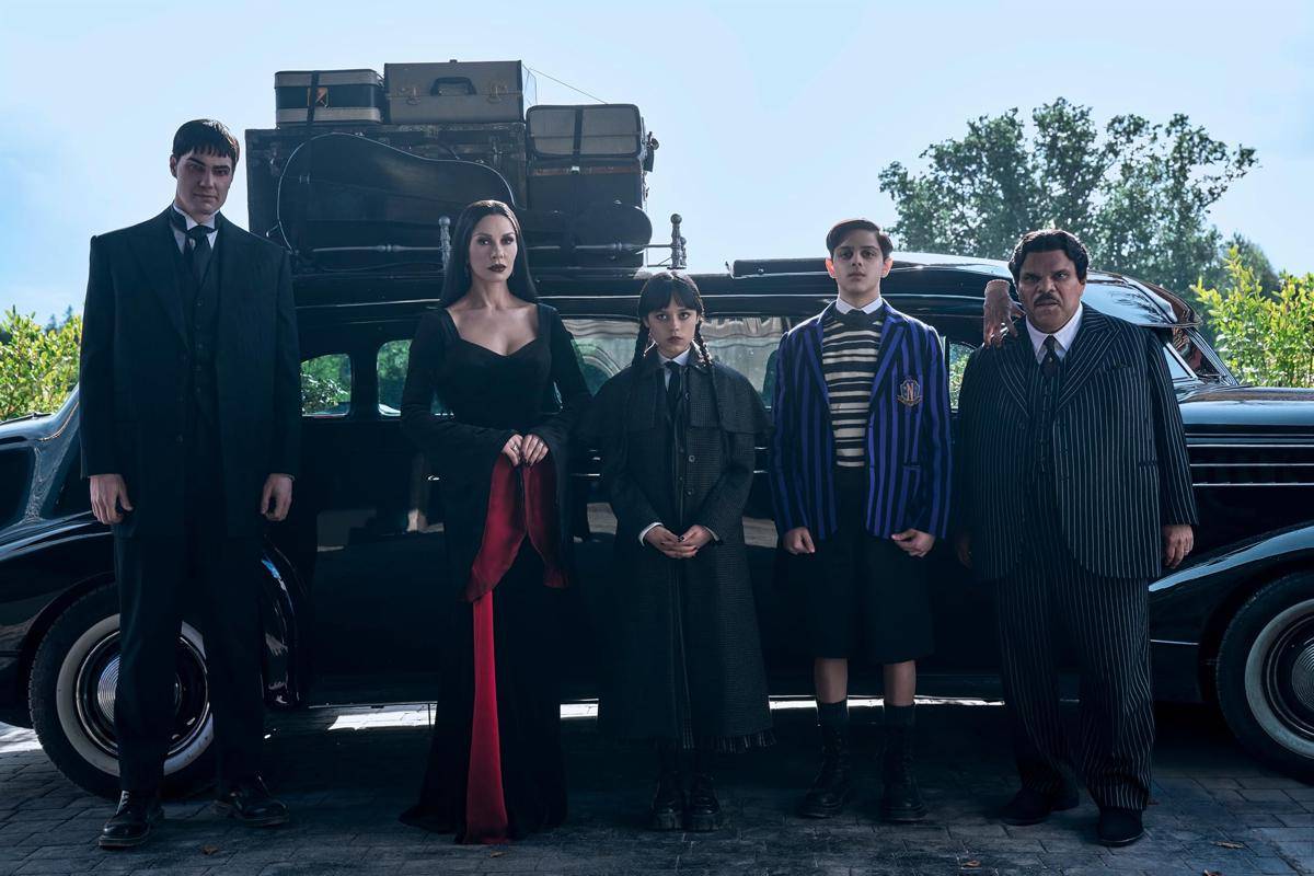 Catherine Zeta-Jones dan Luis Guzman (dok. Netflix)