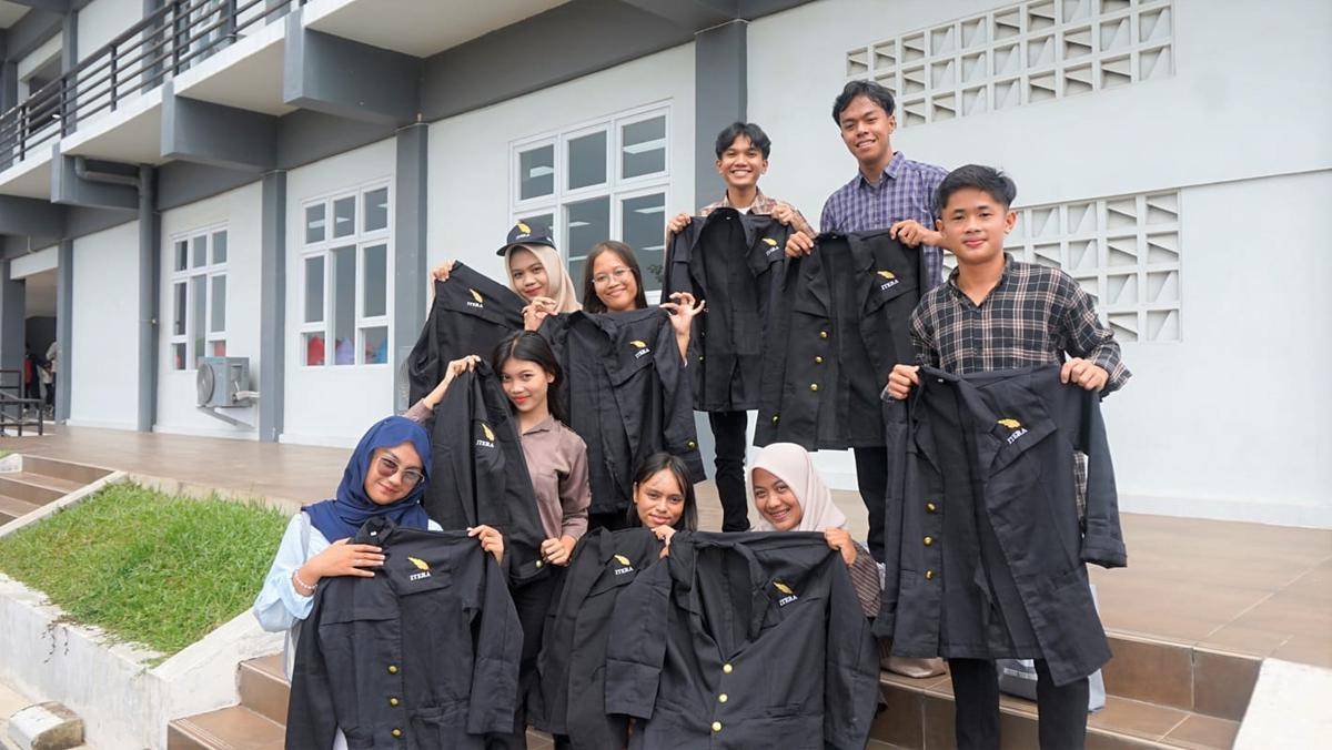 Proses Verifikasi Berkas Fisik dan Penyerahan Jaket Almamater Kepada Calon Mahasiswa Baru Institut Teknologi Sumatra (Itera)