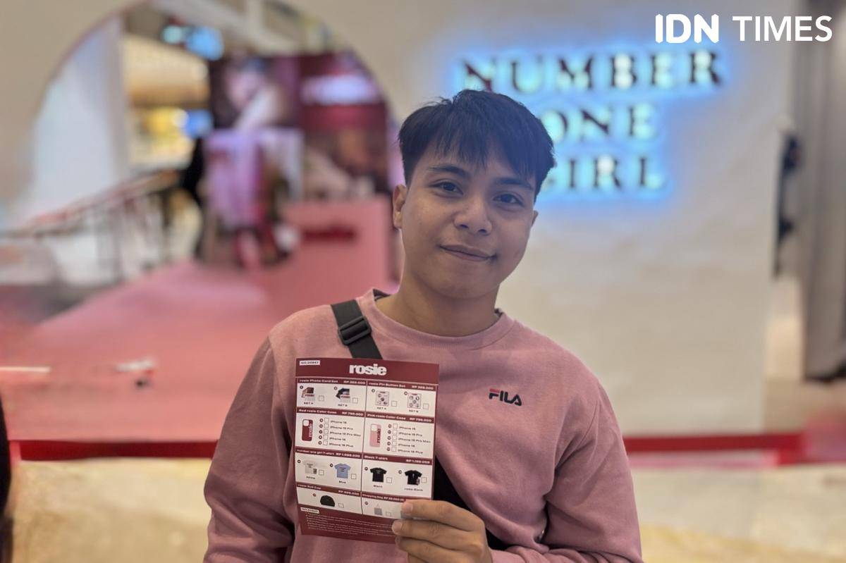 Indra, penggemar di Rosie Pop-Up Store in Jakarta pada Rabu (30/7/2025) 
