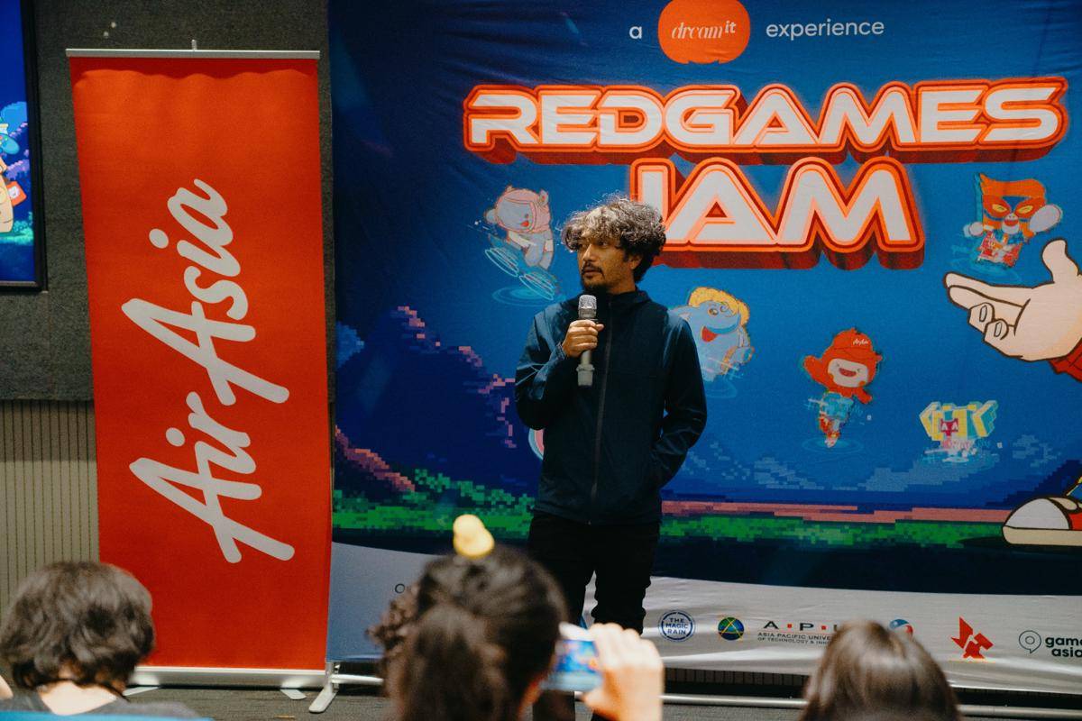 1. Izal Azlee, Head of IP Development at AirAsia brand co. (Abc.), opened RedGames Jam 2025 with a welcome note to participants from across Asean, kicking off a weekend of creativity and shared passion.jpg