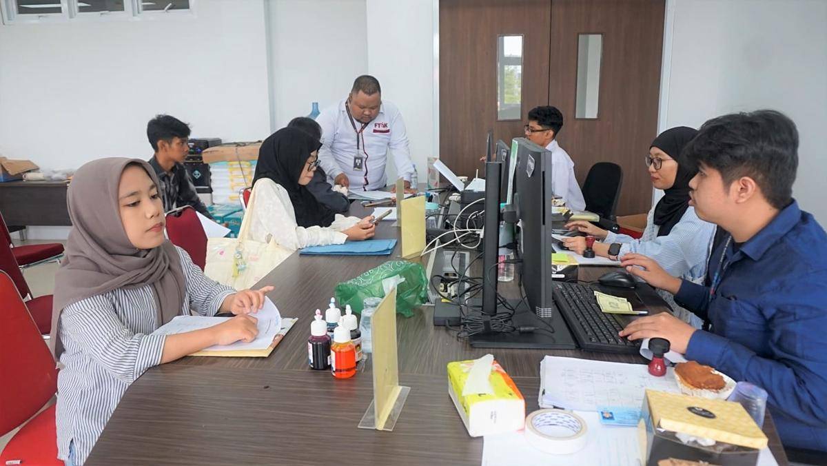 Proses Verifikasi Berkas Fisik dan Penyerahan Jaket Almamater Kepada Calon Mahasiswa Baru Institut Teknologi Sumatra (Itera)