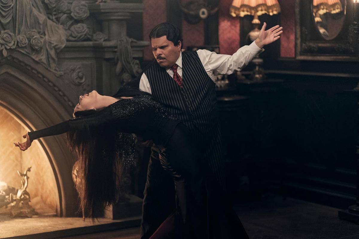 Catherine Zeta-Jones dan Luis Guzman (dok. Netflix)