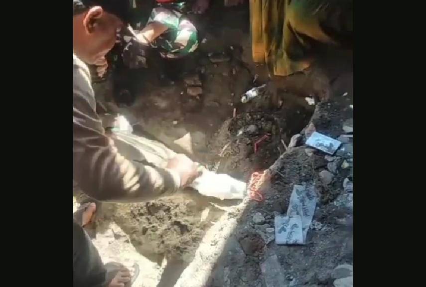 Tangkapan layar video warga di Makassar temukan tulang belulang terbungkus kain putih/Istimewa